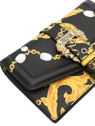 Versace Jeans Couture pochette con stampa barocca e tracolla nero oro