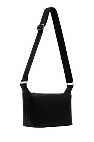 Calvin Klein borsa a tracolla Over Webbing in ecopelle martellata nero