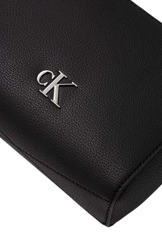 Calvin Klein borsa a tracolla in similpelle martellata nero argento