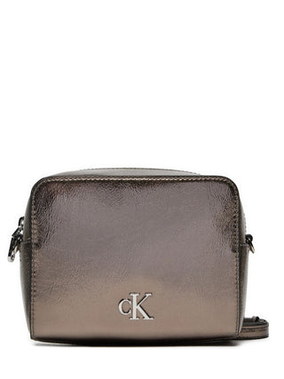 Calvin Klein borsa in ecopelle laminata con logo argento