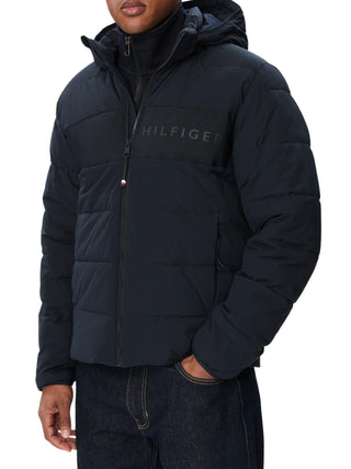 Tommy Hilfiger piumino trapuntato uomo con cappuccio stampa logo blu MW0MW45273 DW5 Tommy Hilfiger 
