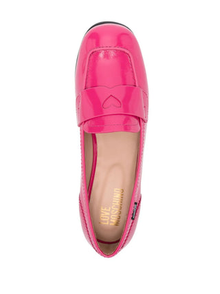 Moschino Love mocassini in pelle effetto vernice fucsia