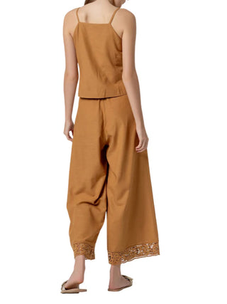 Surkana pantaloni wide leg crop con dettagli crochet color cammello