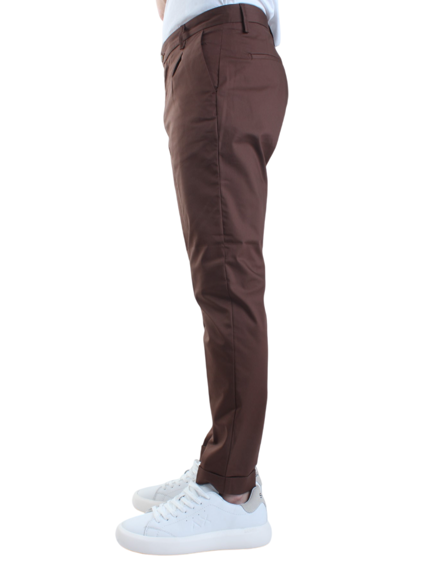 Rar pantaloni Rio con pinces slim fit marrone