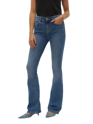 Vero Moda jeans a zampa lavaggio blu medio