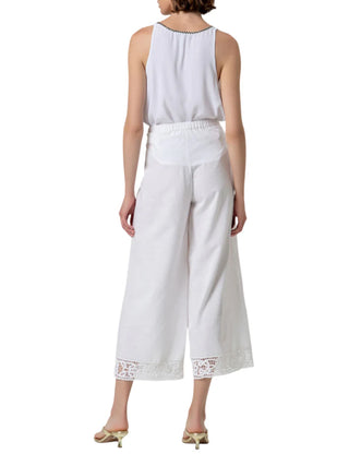 Surkana pantaloni wide leg crop con dettagli crochet bianco