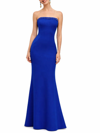 1j17-lungo due pezzi. realizzato in crêpe elasticizzato. scollo senza spalline e dettagli con perline. include mantella